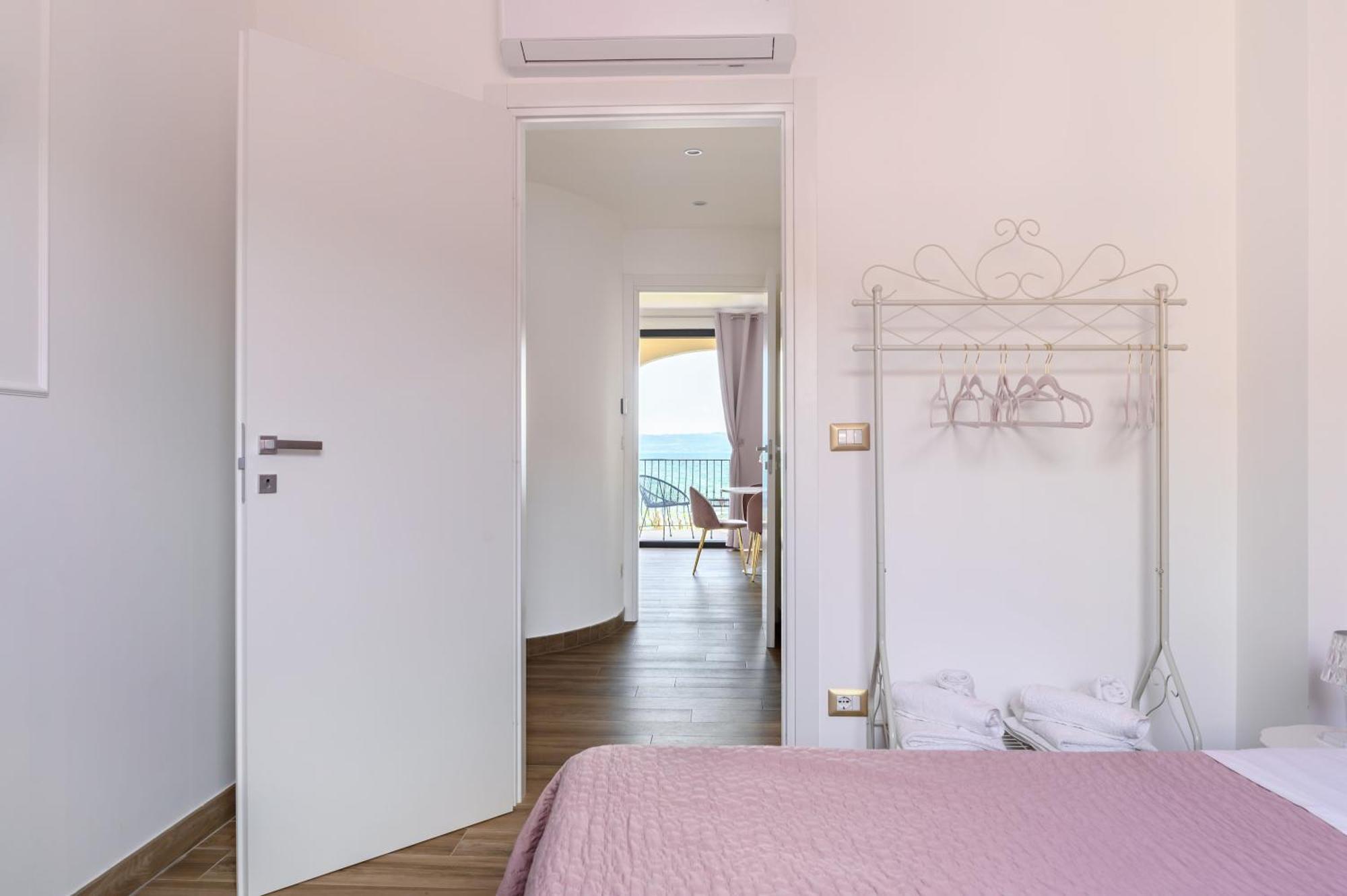Casa Vacanze Maddalena - Palazzetto Sul Lago - Diamante Rosa Марта Экстерьер фото