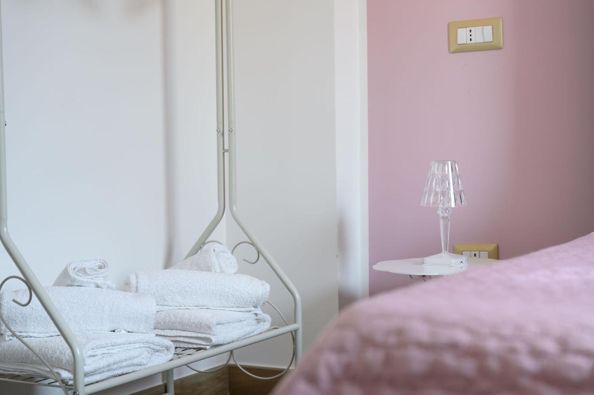 Casa Vacanze Maddalena - Palazzetto Sul Lago - Diamante Rosa Марта Экстерьер фото