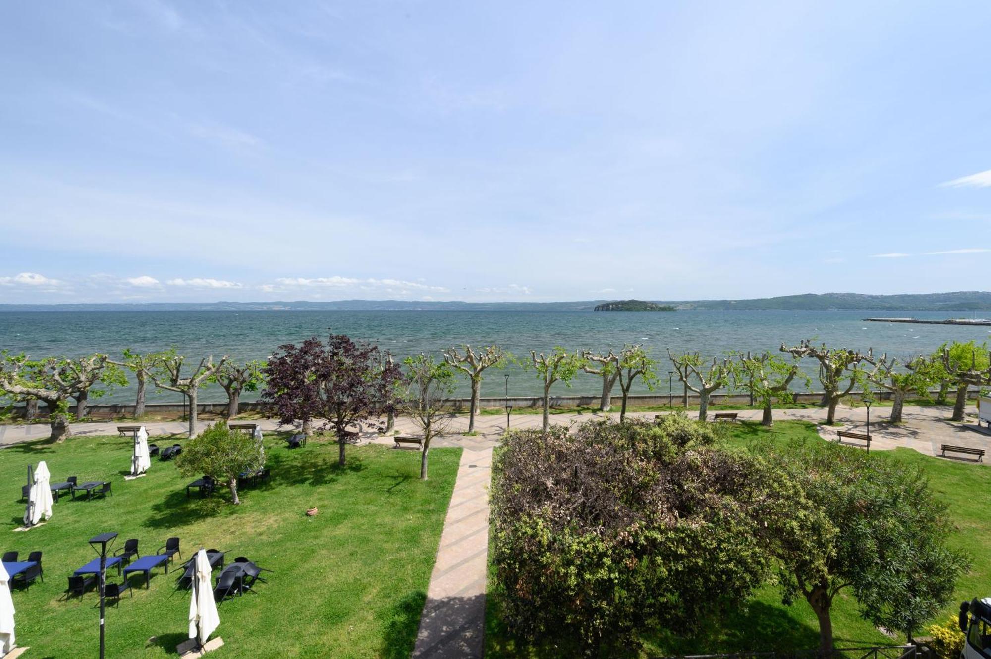 Casa Vacanze Maddalena - Palazzetto Sul Lago - Diamante Rosa Марта Экстерьер фото